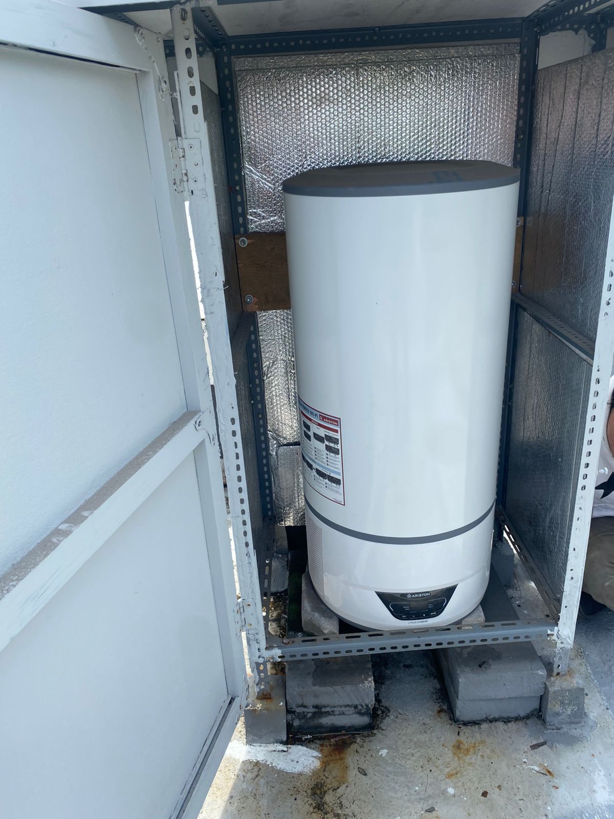 Dokumentasi service dan perbaikan unit Ariston