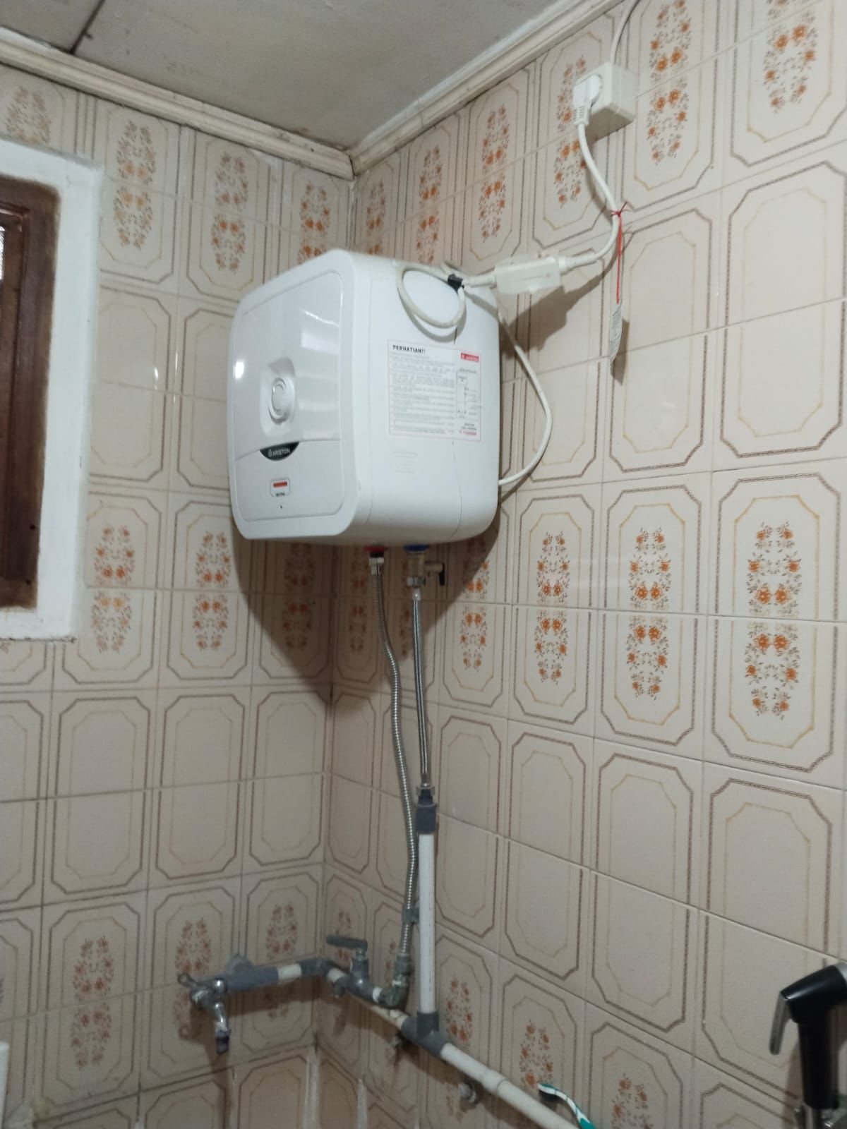 Dokumentasi service dan perbaikan unit Ariston